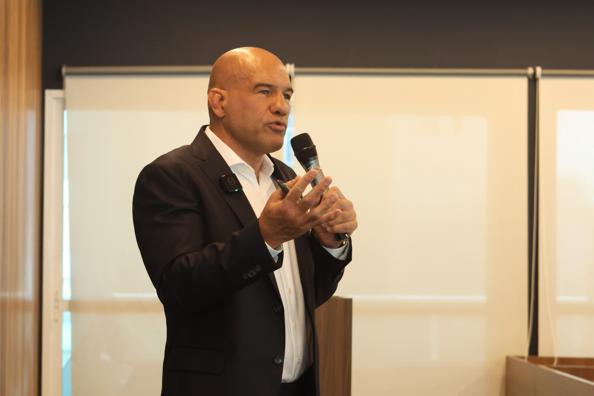 Fabio Gurgel palestrando no palco